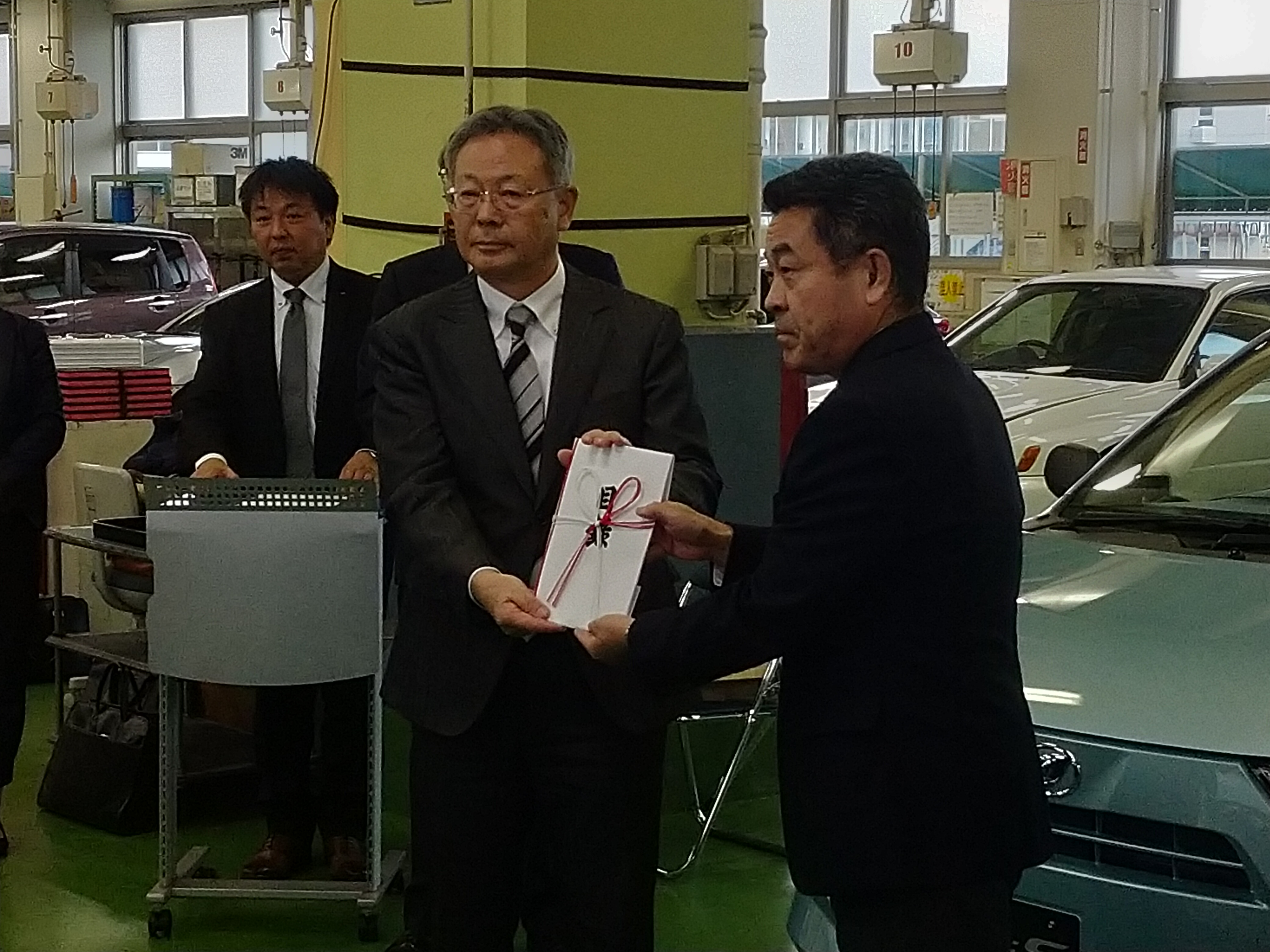 山梨ダイハツ田中社長より寄贈品の目録を贈呈