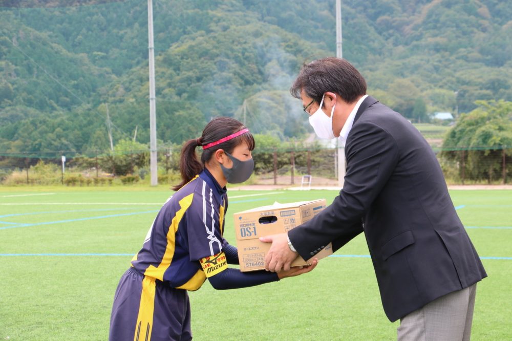 山梨ダイハツは出場される4校へ飲料の提供を行いました