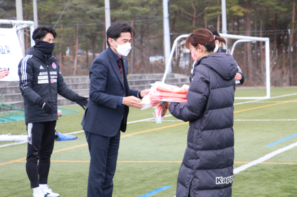 弊社から優勝チームへ山梨ダイハツの社名と大会ロゴ入りプラクティスシャツなどを贈呈