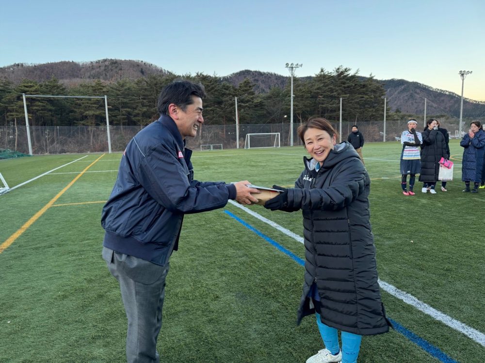 優勝したチームへオリジナルウェアを贈呈