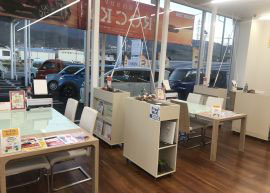 山梨ダイハツ販売 塩山店 店内