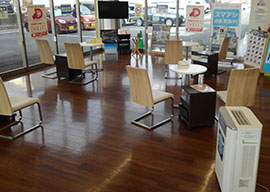 山梨ダイハツ販売 富士吉田店 店内