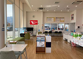 山梨ダイハツ販売 南アルプス店 店内