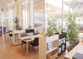 山梨ダイハツ販売 韮崎店 店内