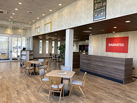 山梨ダイハツ販売 竜王店 店内