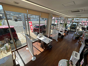 山梨ダイハツ販売 都留店 店内
